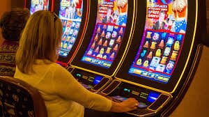 Free-spin bonus feature trigger in Fa Cai Shen Deluxe on jackpotslot303